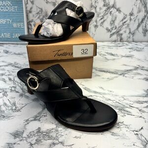 Trotters Black Leather Mid-Heel Thong Mules with Gold Buckle new